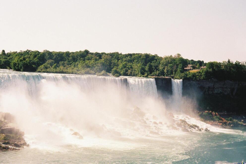 Water stort naar beneden bij een brede waterval