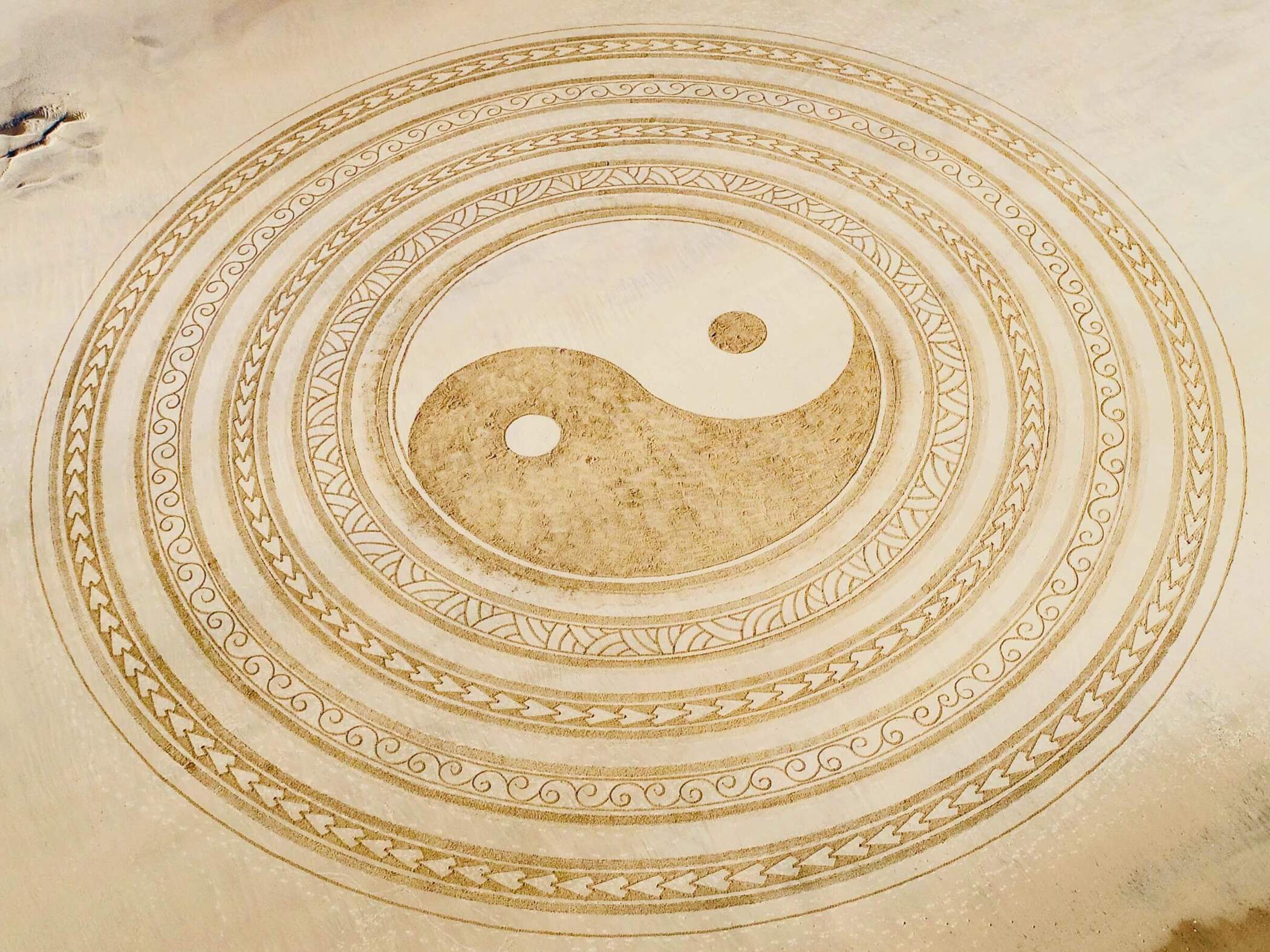 Yin Yang symbool in zand