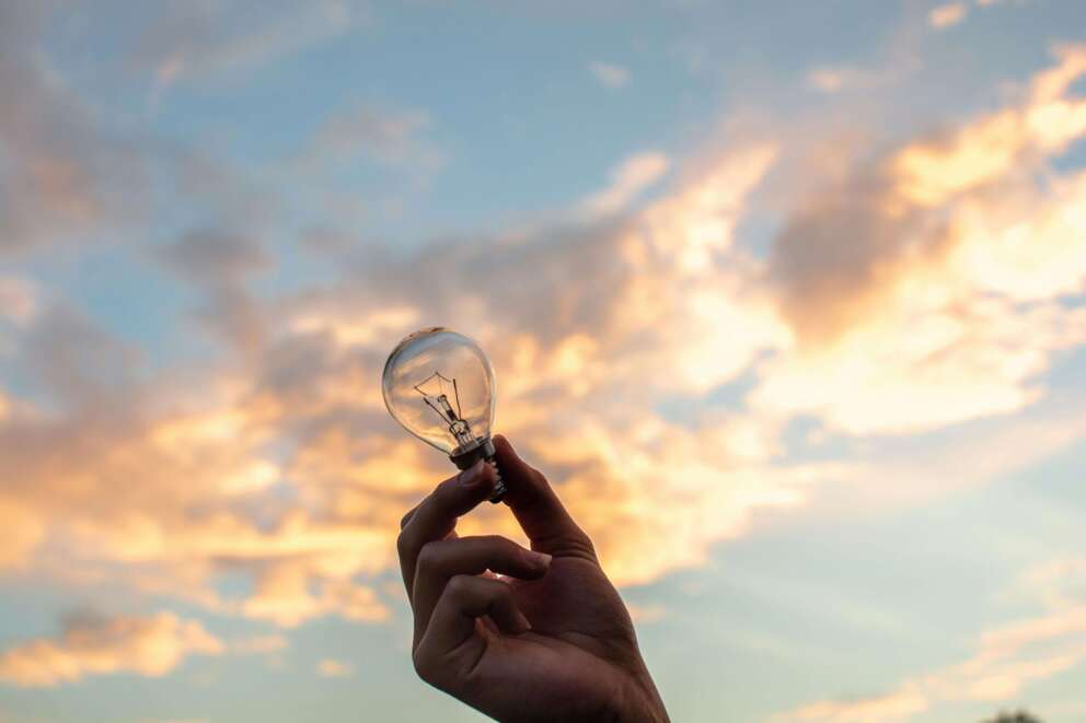 Gloeilamp bij ondergaande zon als symbool voor inzicht hoe acupunctuur werkt